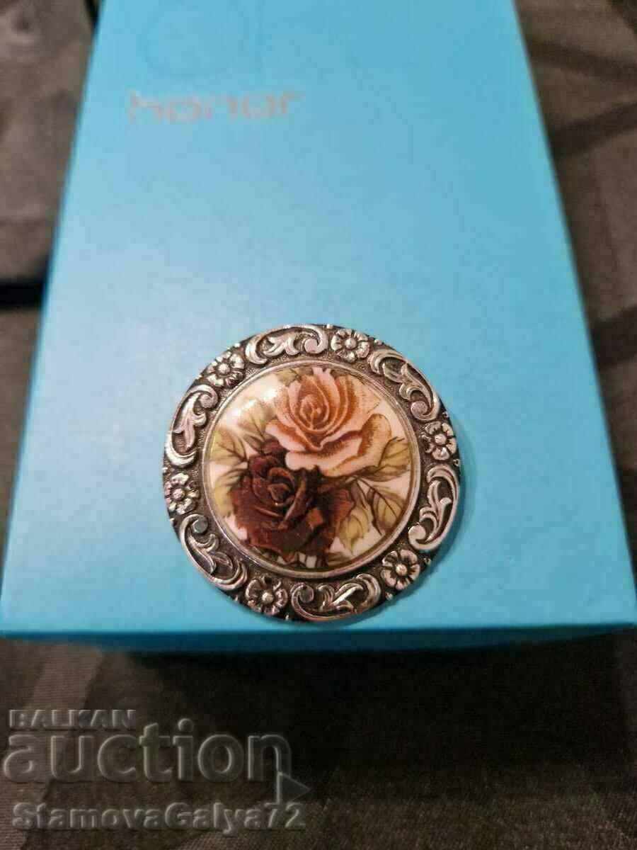 Auction  A wonderful antique collectible porcelain brooch