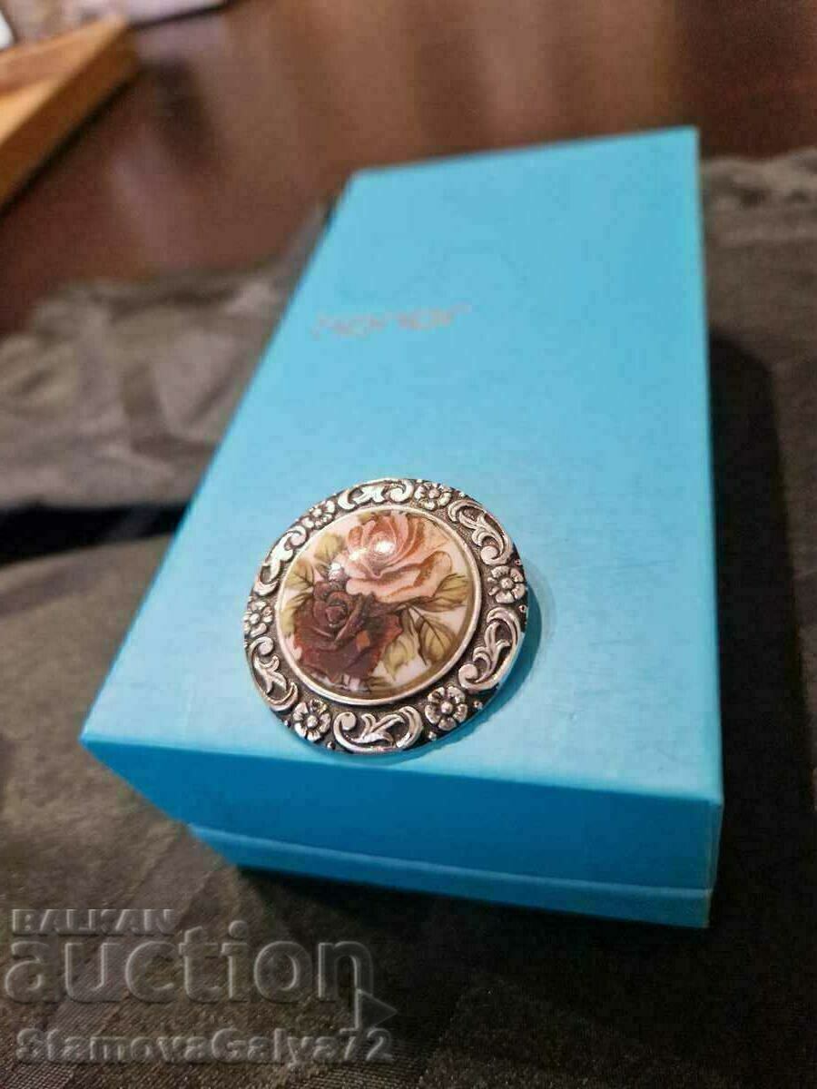 A wonderful antique collectible porcelain brooch - 5