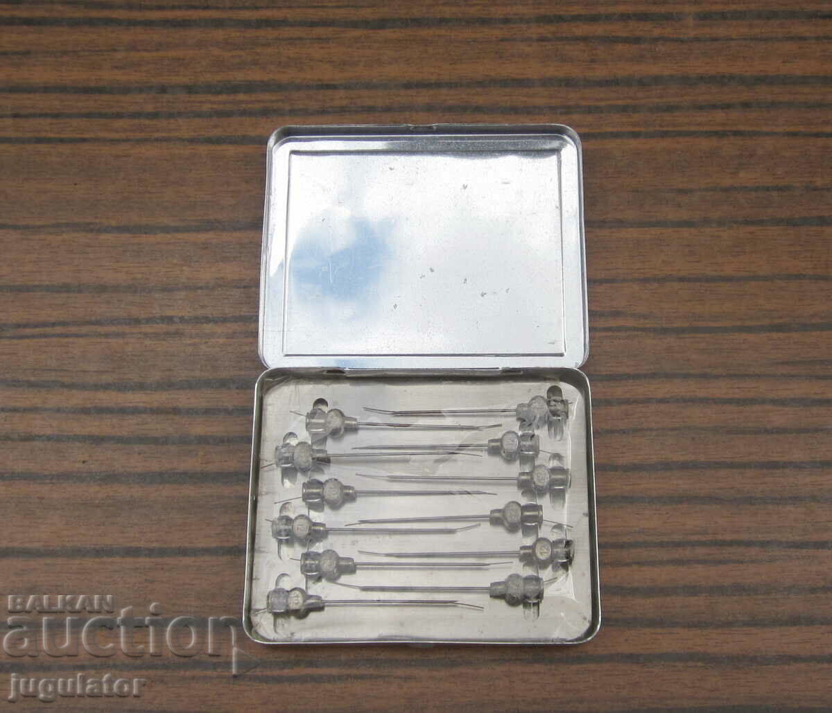 Delivery of unused old German medical needles in a box Delivery of unused old German medical needles in a box