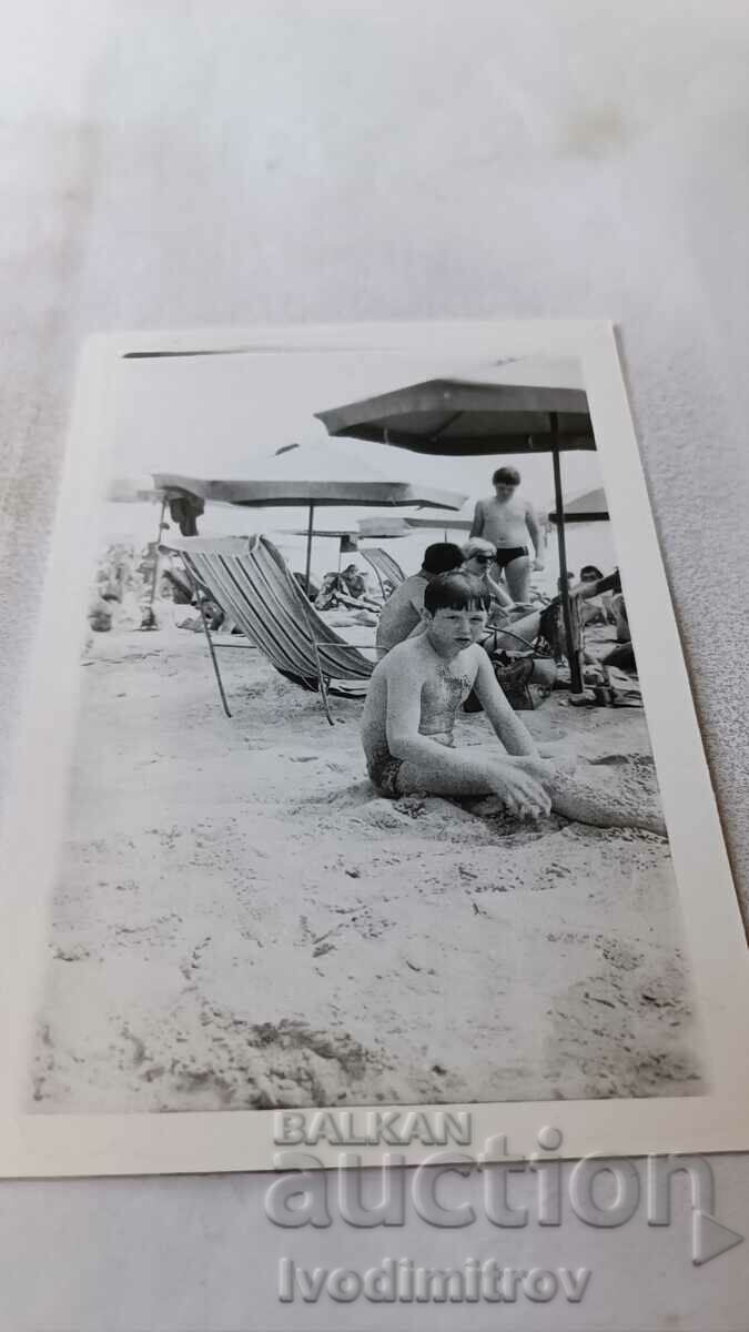 Снимка Златни пясъци Момче на плажа 1979