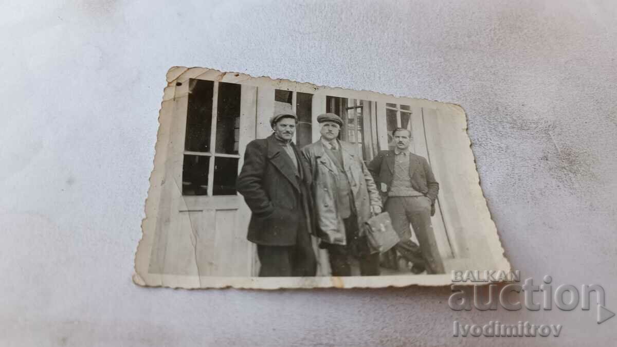 Photo Sofia Three men in front of a shop