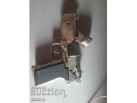 pistol cu capac metalic