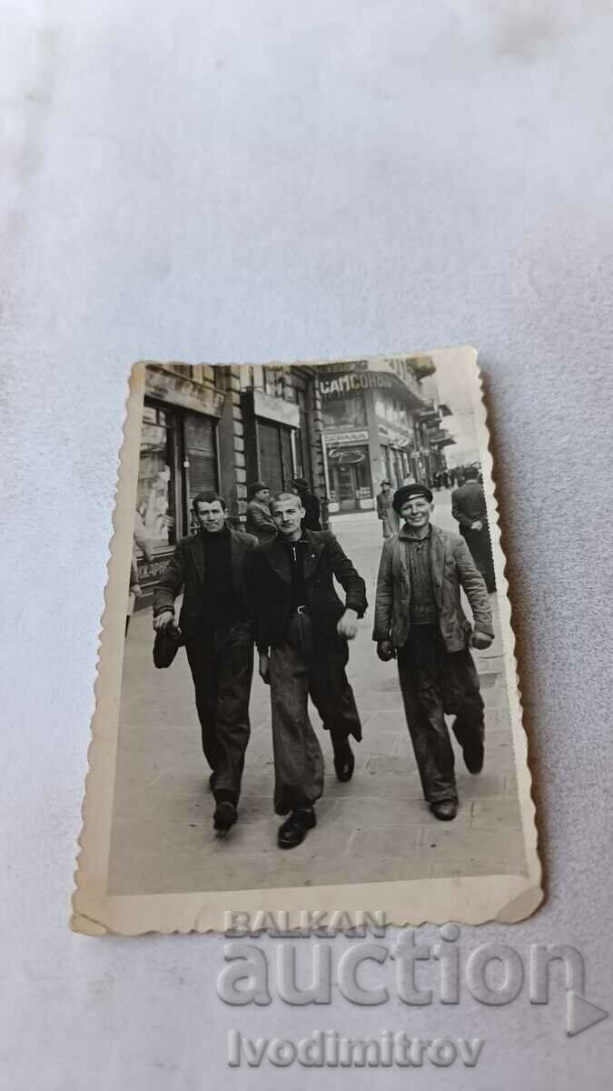 Снимка София Трима мъже на разходка