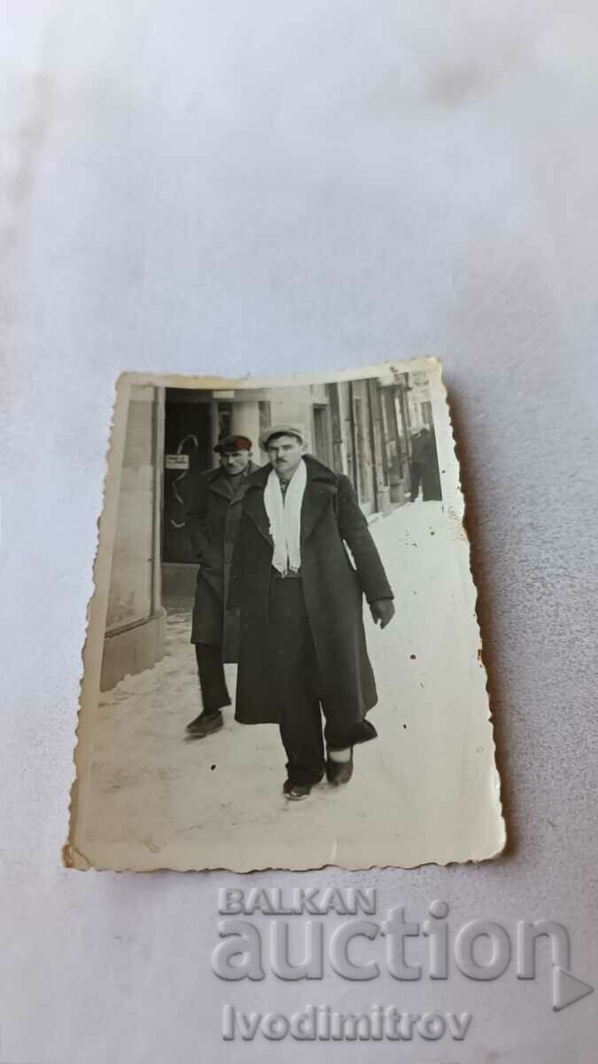Αγία Σοφία Δύο άντρες με χειμωνιάτικα παλτό σε μια βόλτα το χειμώνα