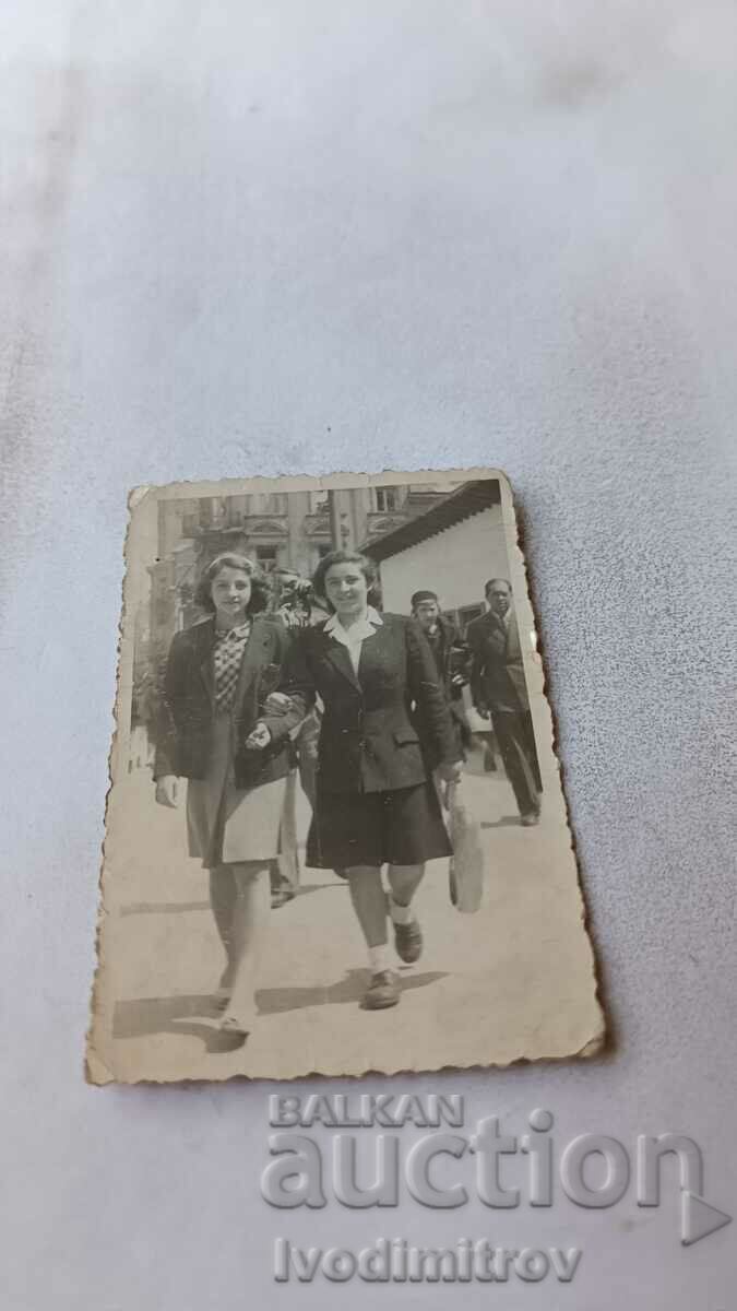 Φωτογραφία Σοφία Δύο νεαρές γυναίκες σε έναν περίπατο 1945