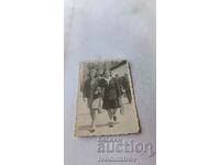 Снимка София Две млади жени на разходка 1945