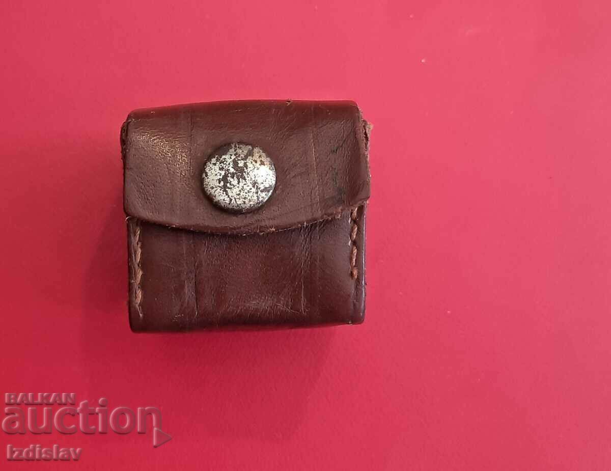 Delivery of Small device, magnifier with original leather case Delivery of Small device, magnifier with original leather case