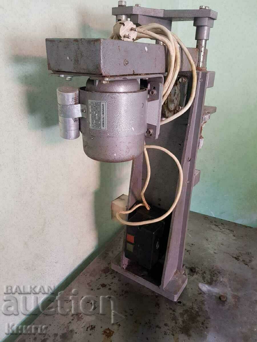 Bottle capping machine with screw caps