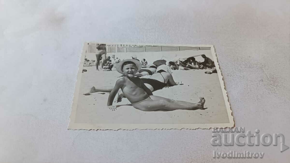 Foto Băiat pe plajă