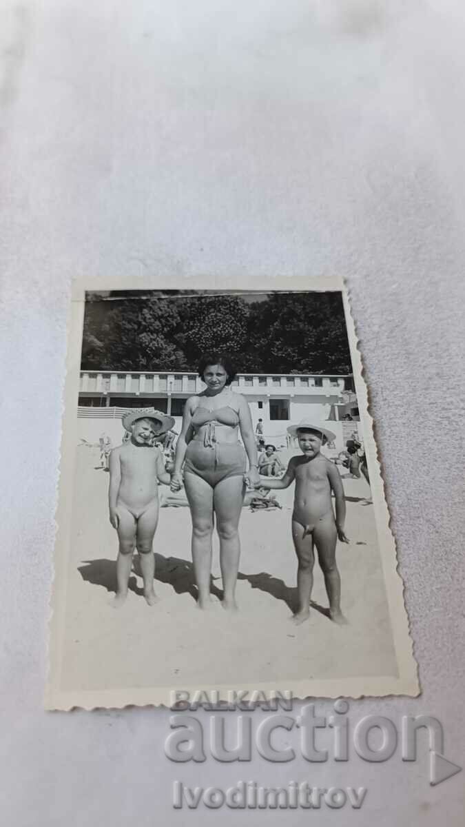 Foto Femeie și doi băieți pe plajă