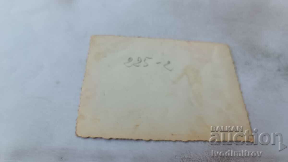 Φωτογραφία Δύο νεαρά κορίτσια που κάθονται στο έδαφος με τιμή 1.65 BGN | € 0.84 Φωτογραφία Δύο νεαρά κορίτσια που κάθονται στο έδαφος με τιμή 1.65 BGN | € 0.84