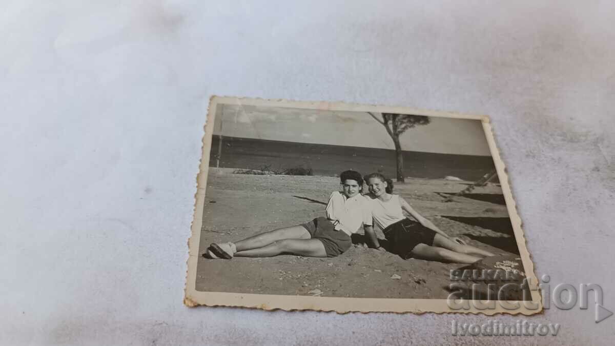 Снимка Две млади момичета седнали на земята