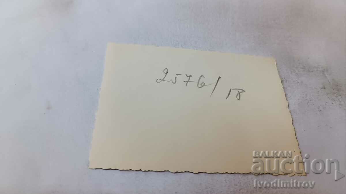 Φωτογραφία Νεαρό κορίτσι στην παραλία με τιμή € 0.84 | 1.64 BGN