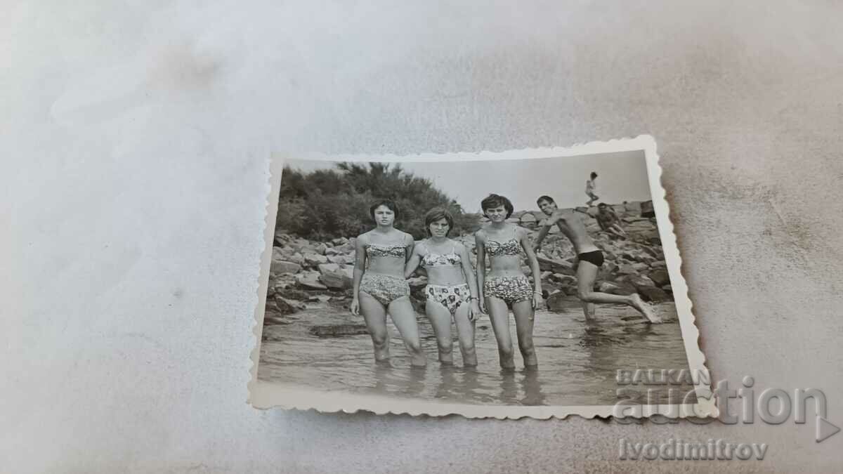 Снимка Три млади момичета на брега на морето