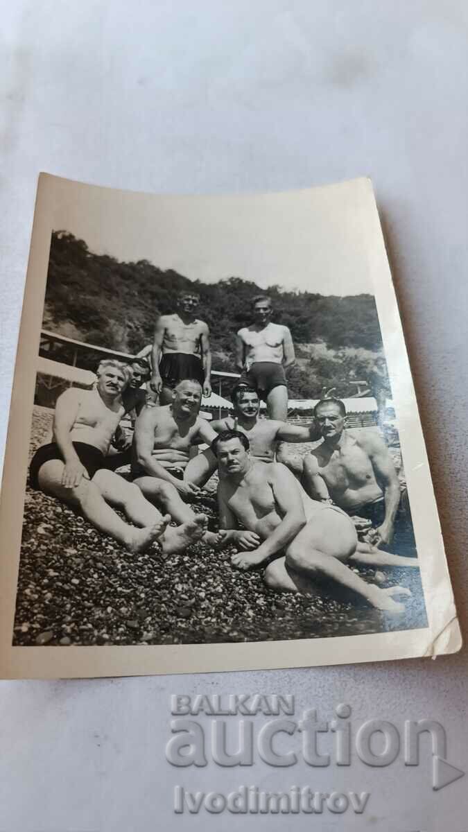 Foto Bărbați pe plajă