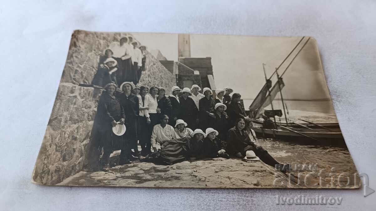 Fotografie Fete tinere de-a lungul unui zid de port