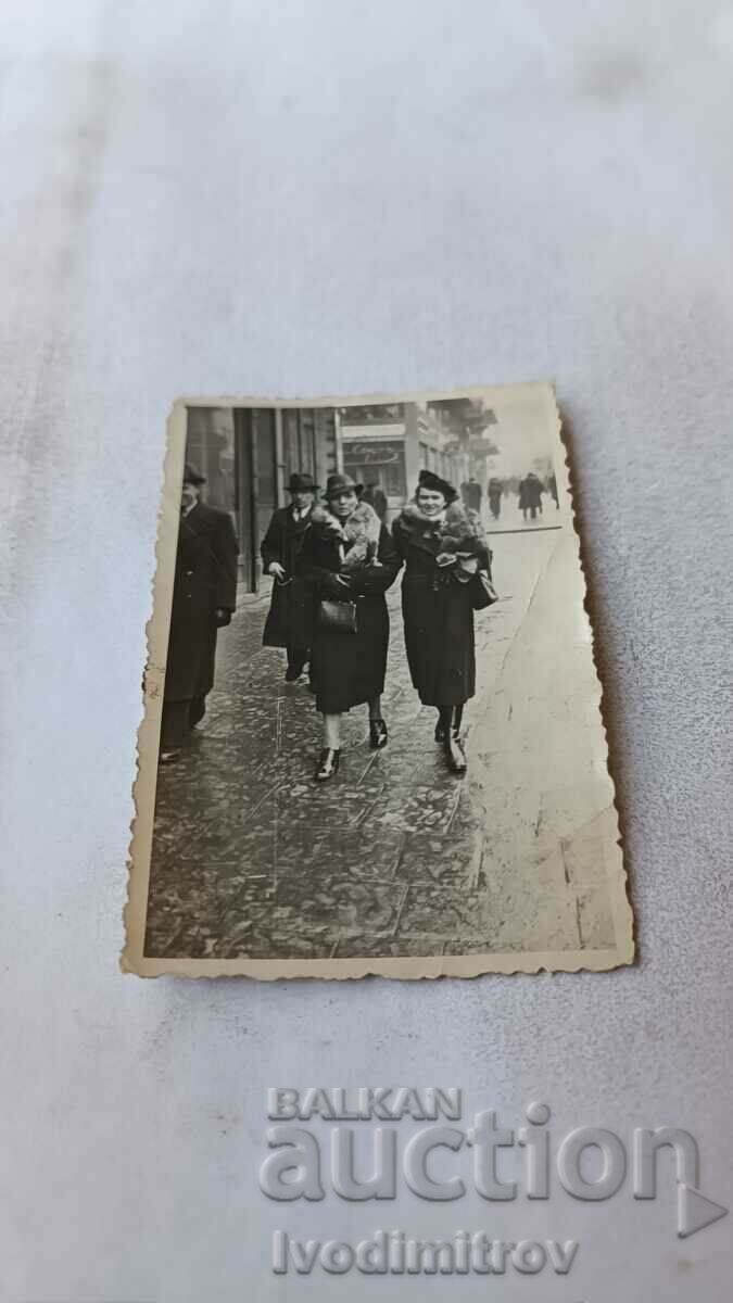 Fotografie Sofia Două femei în paltoane de iarnă la plimbare 1939