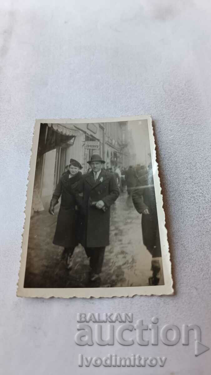 Φωτογραφία Σοφία Άνδρας και γυναίκα με χειμωνιάτικα παλτά σε μια βόλτα