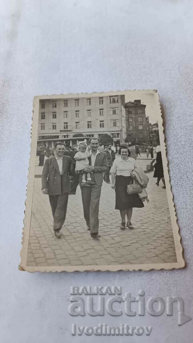 Φωτογραφία Σοφία Δύο άντρες, μια γυναίκα και ένα κοριτσάκι σε μια βόλτα