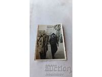 Снимка София Двама мъже на връщане от Солни пазаръ 1939