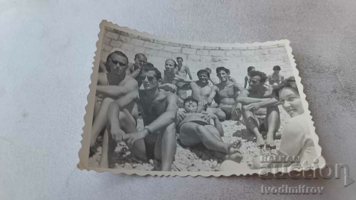 Fotografie Bărbați tineri pe plajă