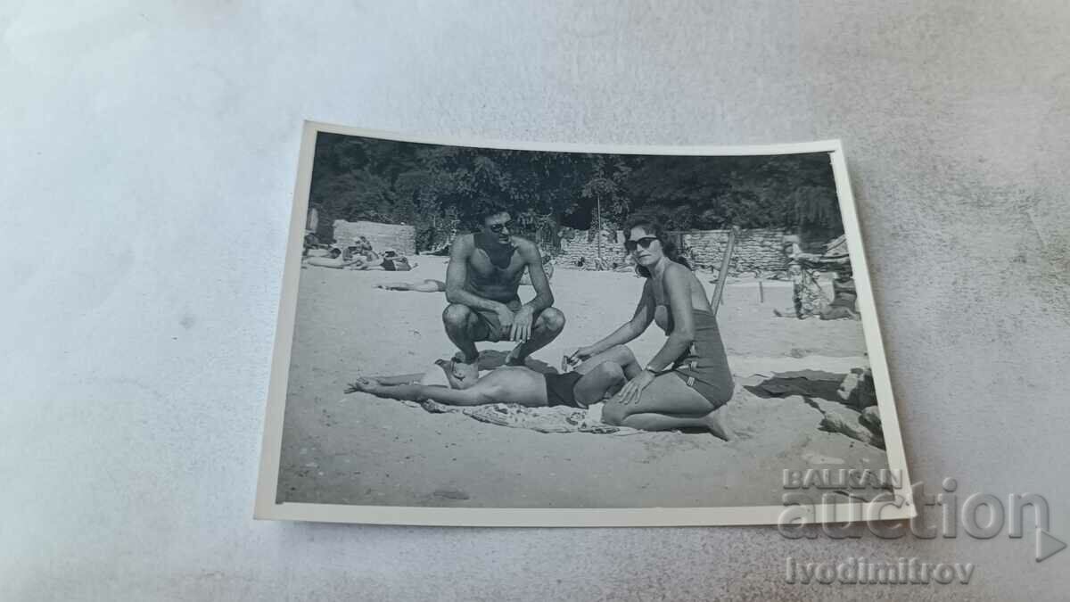 Φωτογραφία Άνδρας γυναίκα και αγόρι στην παραλία