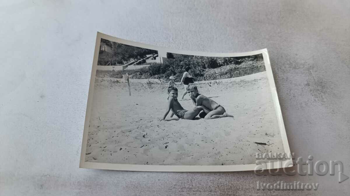 Imagine Doi băieți pe plajă