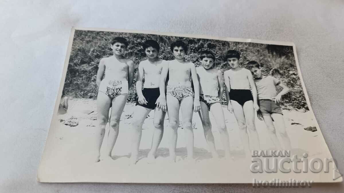 Снимка Момчета по бански на плажа