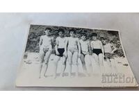 Foto Băieți în costume de baie pe plajă