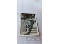 Снимка Три млади жени седнали покрай стълби