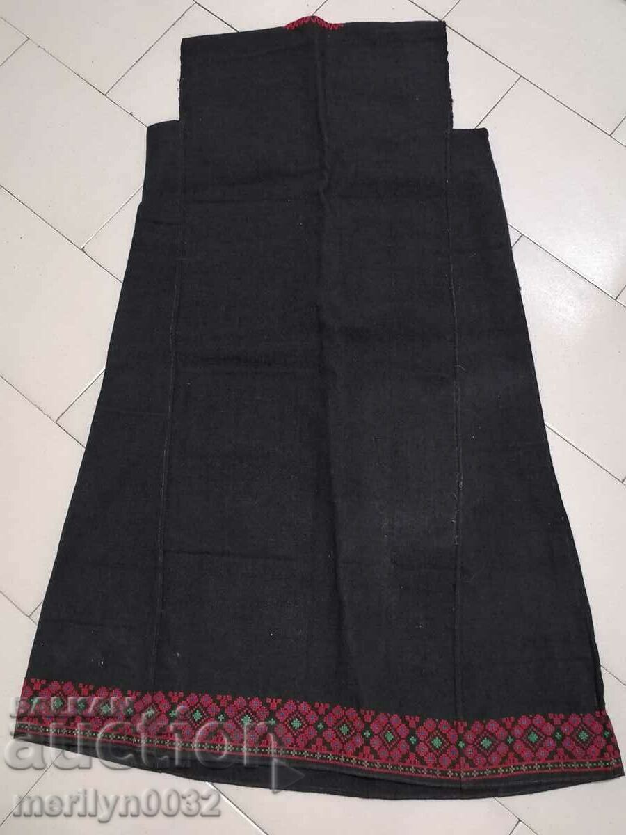 Auction Old women's clothman with hand embroidery chaise longue dress, Auction Old women's clothman with hand embroidery chaise longue dress,