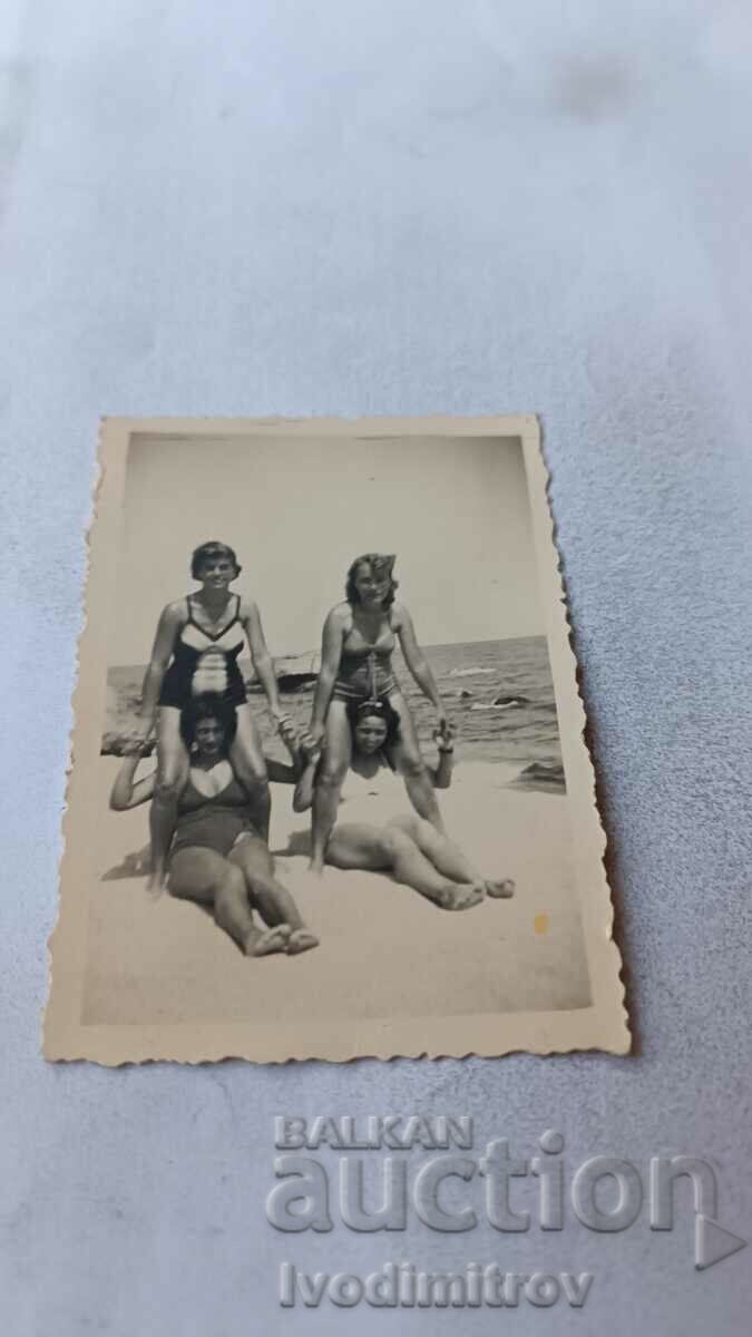 Fotografie Patru fete tinere pe plajă