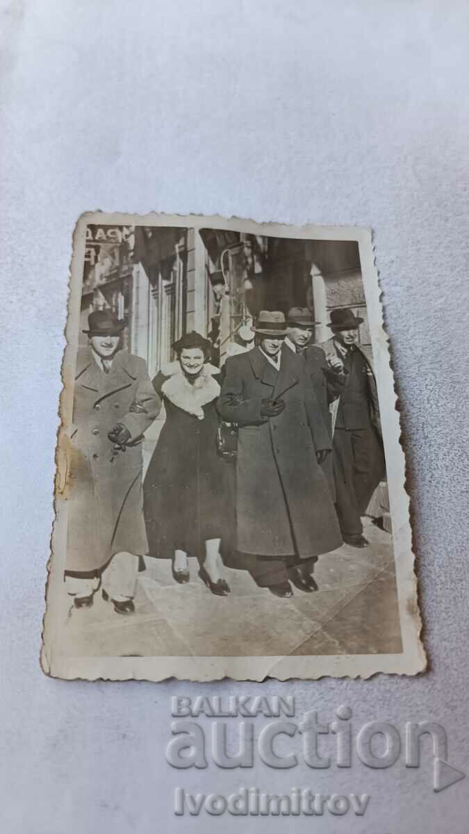 Κα Plovdiv Τέσσερις άντρες και μια γυναίκα με χειμωνιάτικα παλτό σε μια βόλτα