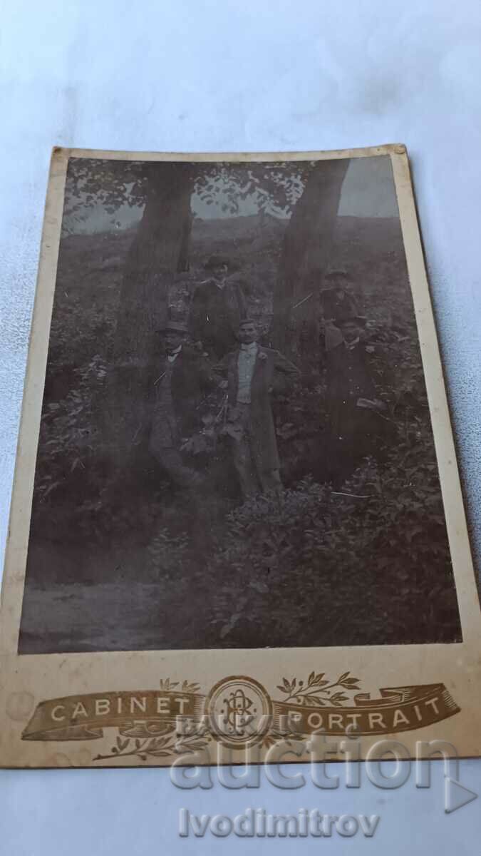 Снимка Петима млади мъже под две дървета Картон