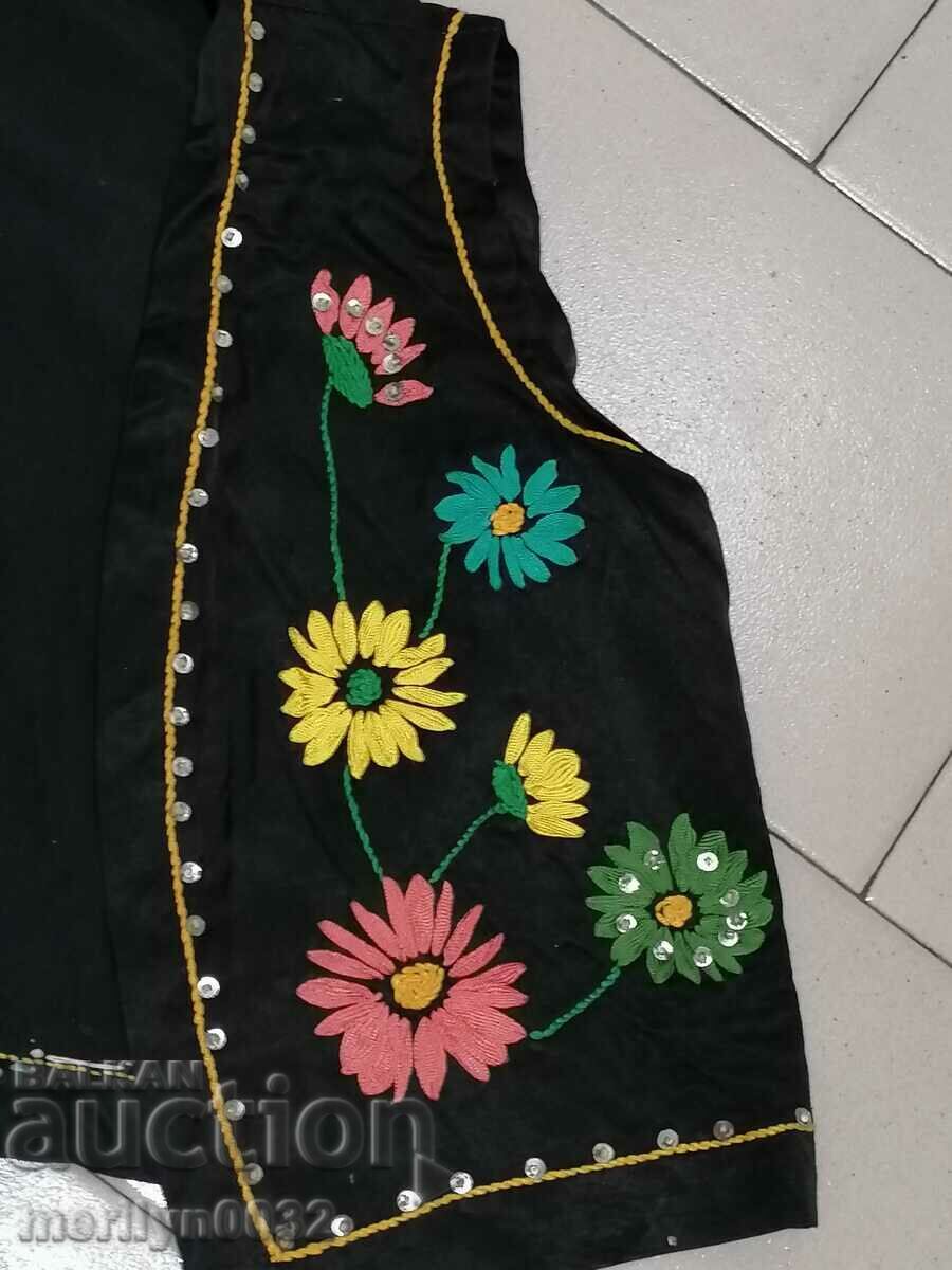Livrarea Vestă pentru copii, vestă veche cu costume brodate