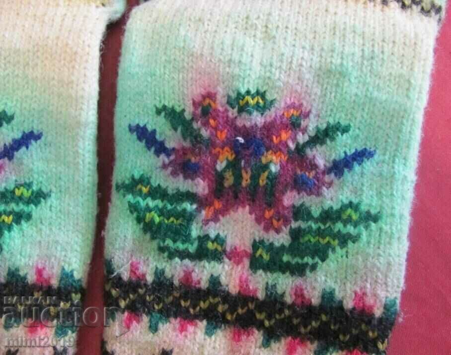 Стари Вълнени Чорапи за Носия - 5 Стари Вълнени Чорапи за Носия - 5