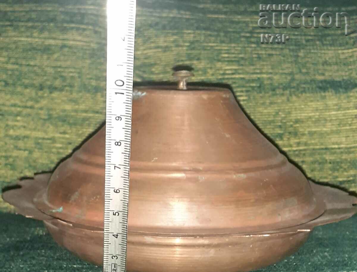 Delivery of OLD COPPER POT. LID. BAKER. Delivery of OLD COPPER POT. LID. BAKER.