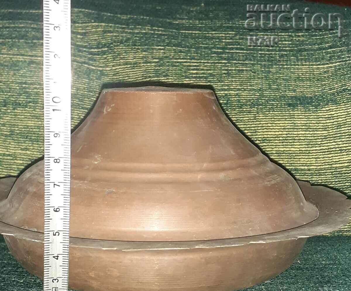 Delivery of OLD COPPER POT. LID. BAKER. Delivery of OLD COPPER POT. LID. BAKER.