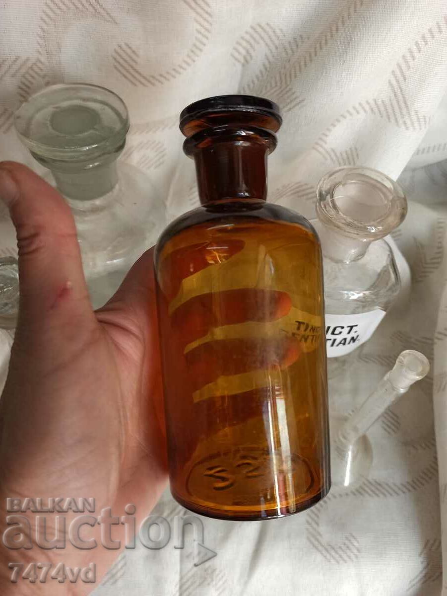 STICLE VECHI DE FARMACIE, BASONE, ETC cu preț 100.00 BGN | € 51.13 STICLE VECHI DE FARMACIE, BASONE, ETC cu preț 100.00 BGN | € 51.13