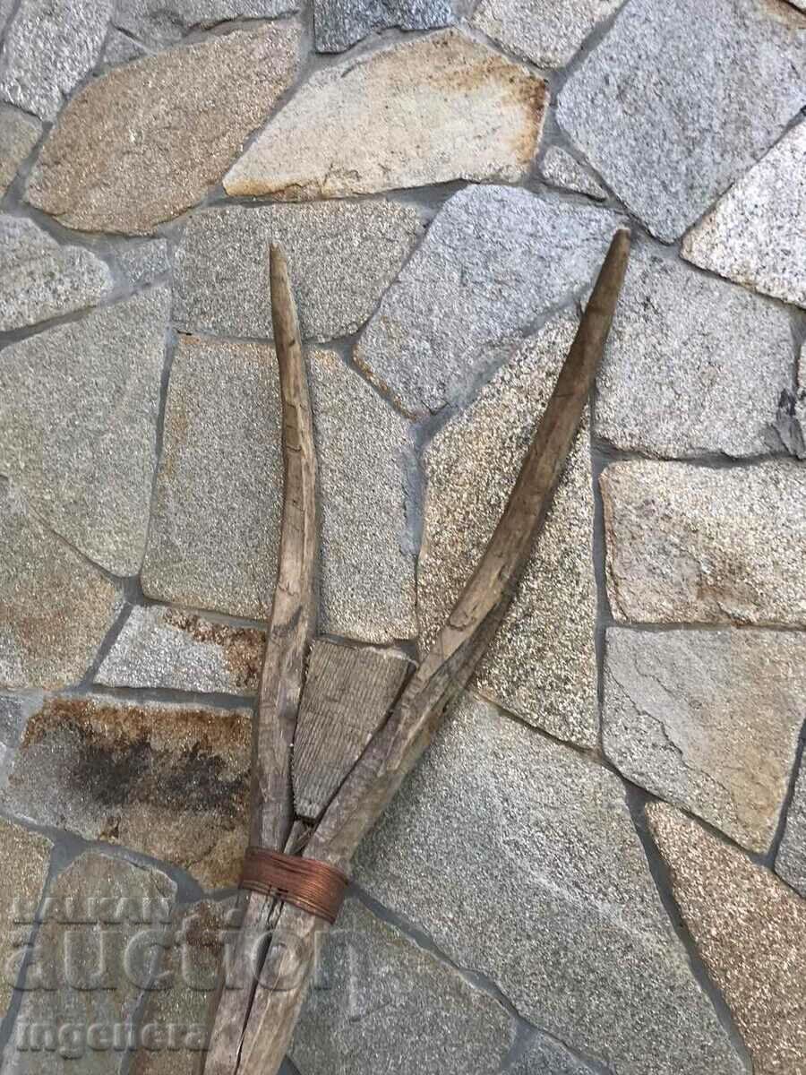 Delivery of VILLA TREE DOUBLE-HORN DOUBLE-PROOF ANTIQUE AGRICULTURAL TOOL Delivery of VILLA TREE DOUBLE-HORN DOUBLE-PROOF ANTIQUE AGRICULTURAL TOOL