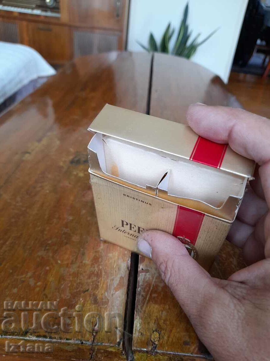 Auction An old box of Peer cigarettes Auction An old box of Peer cigarettes