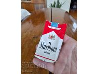 O cutie veche de țigări Marlboro