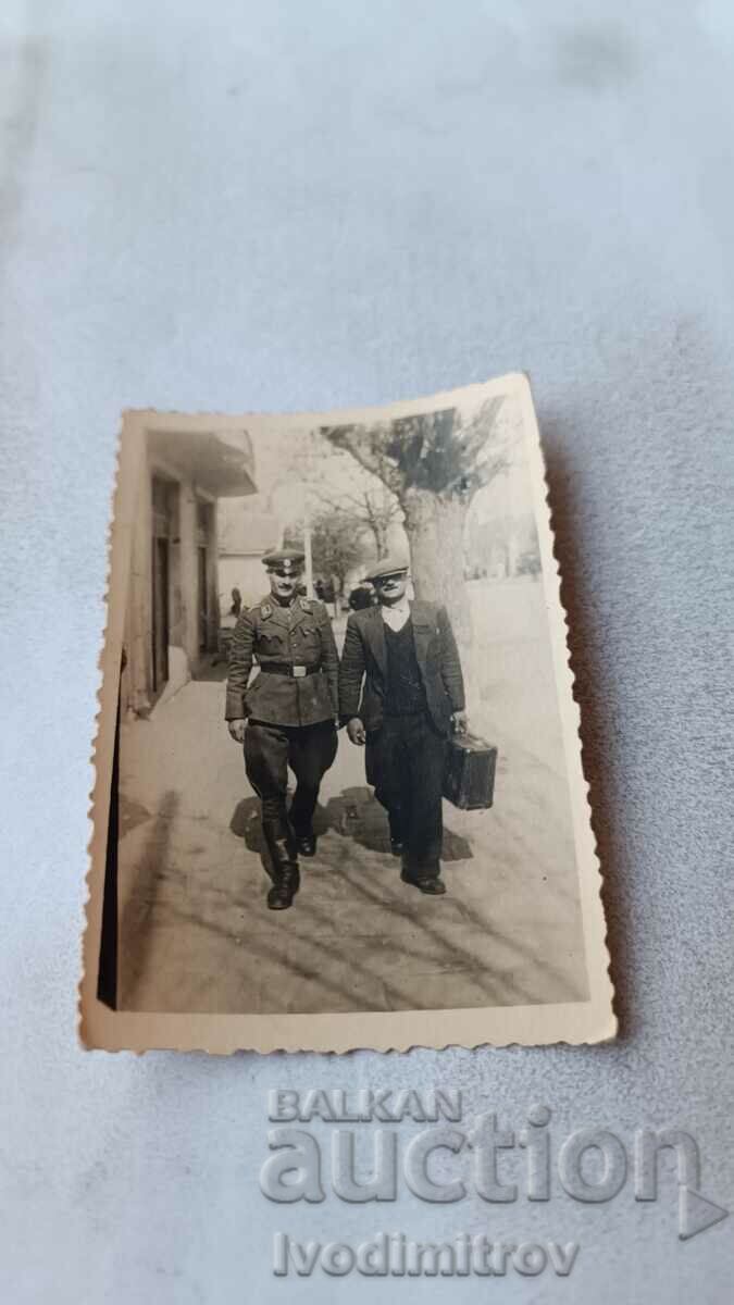 Photo Sofia An officer and a man with a suitcase on a walk