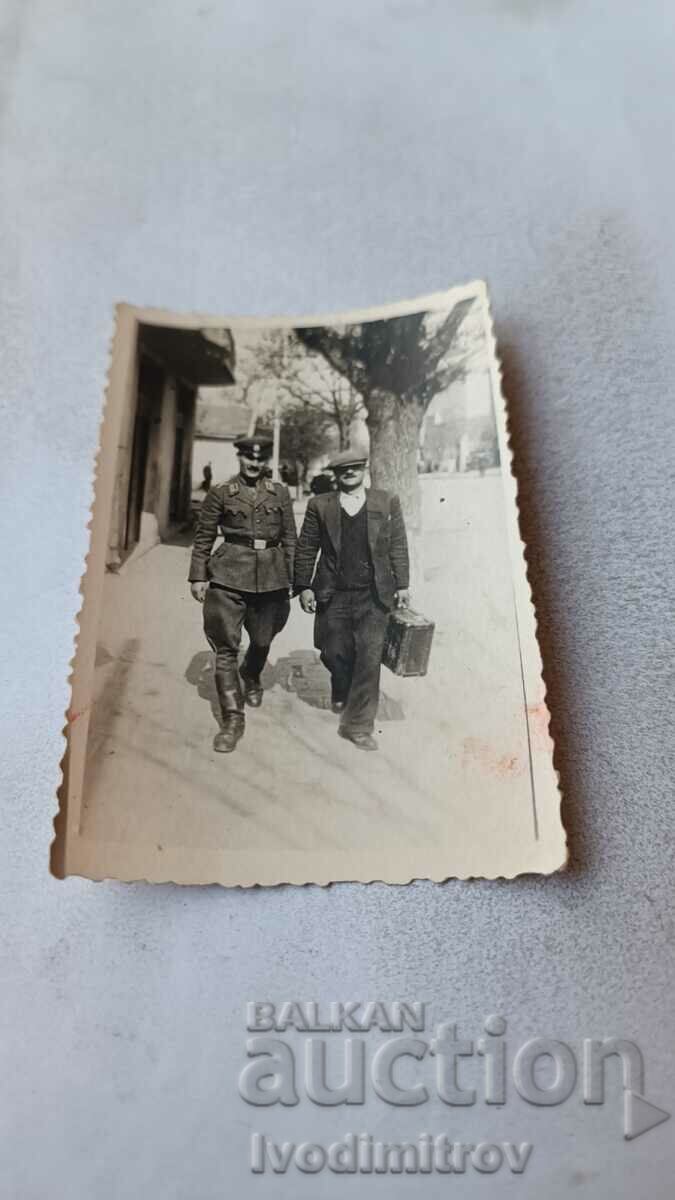 Φωτογραφία Σοφία Ένας αξιωματικός και ένας άντρας με μια βαλίτσα σε μια βόλτα