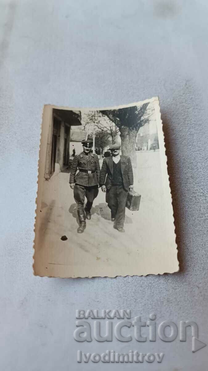 Φωτογραφία Σοφία Ένας αξιωματικός και ένας άντρας με μια βαλίτσα σε μια βόλτα