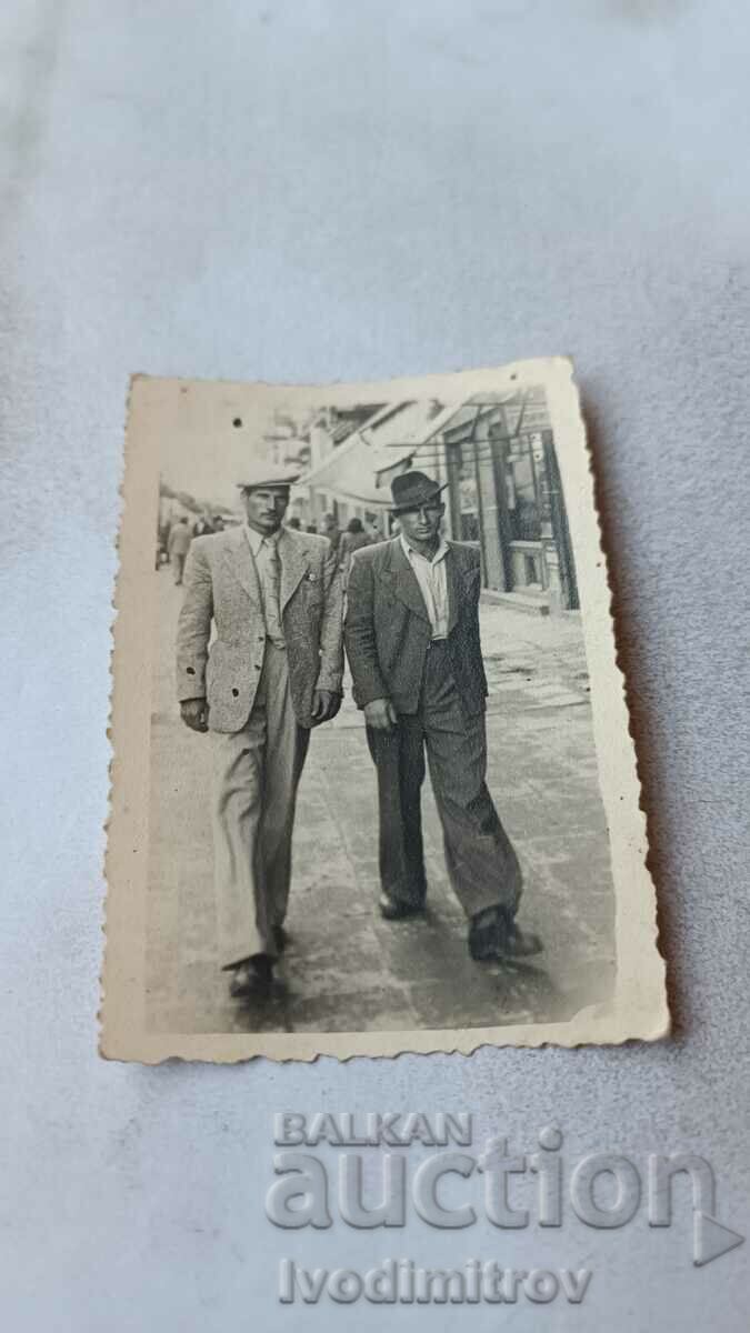 Снимка София Двама мъже на разходка 1941