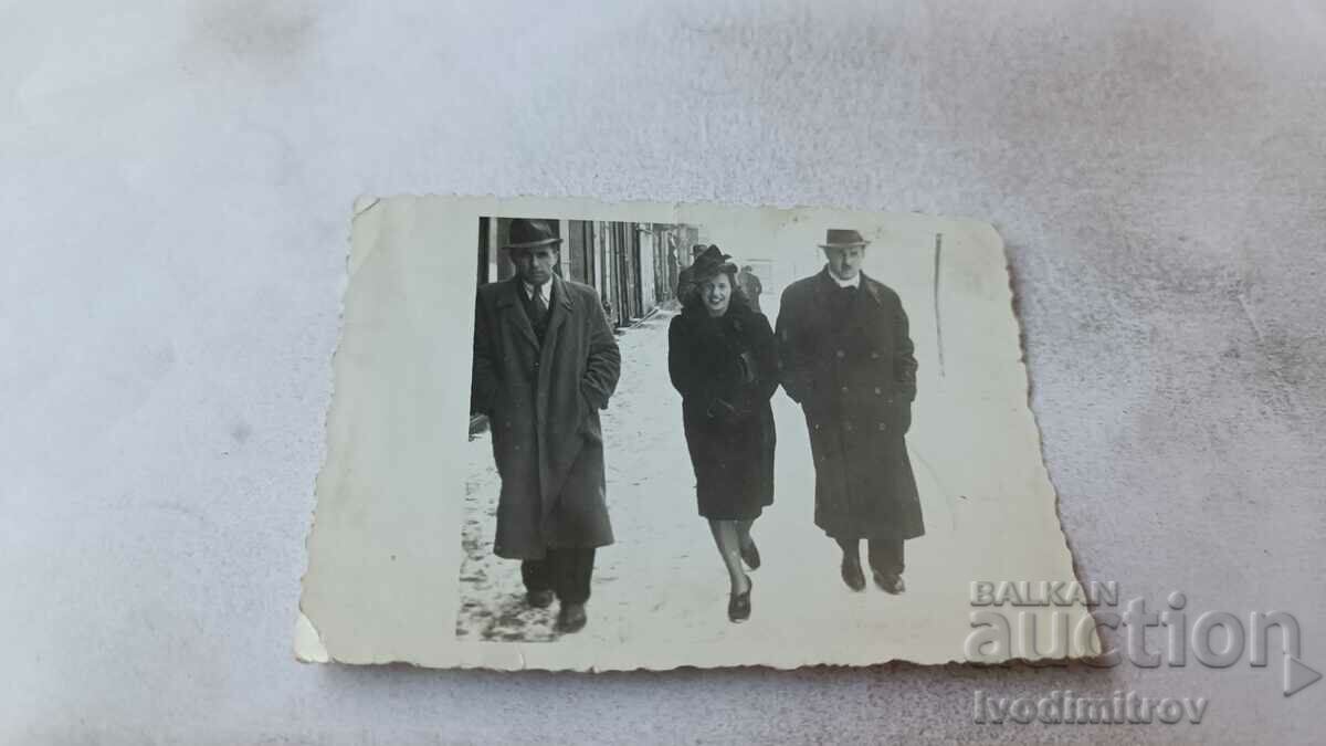 Photo Sofia Two men and a woman in winter coats on a walk