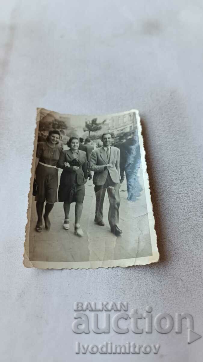 Снимка София Мъж и две млади жени на разходка