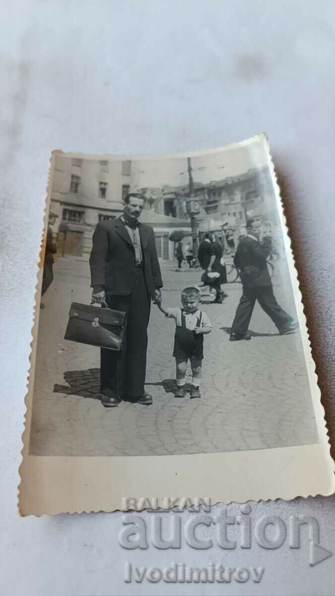 Снимка София Мъж и малко момченце на улицата
