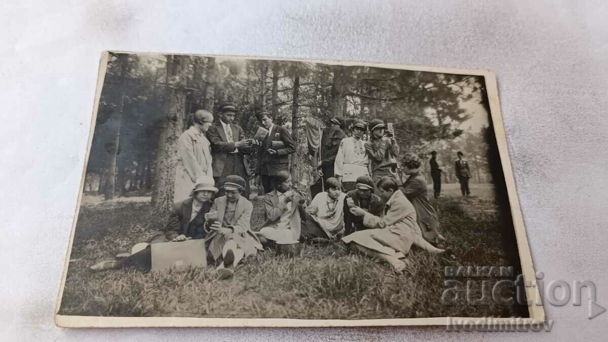 Photo Young men and women in the forest